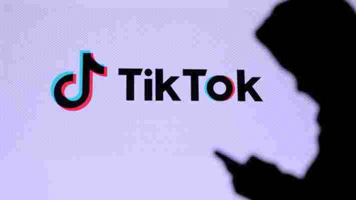 Perché l’algoritmo di TikTok continua a proporre sesso e droga ai minorenni